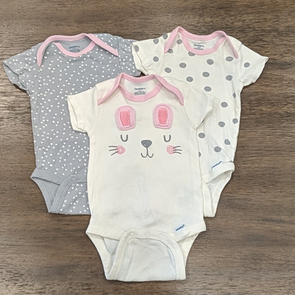 Set of 3-6mo Gerber onesies!